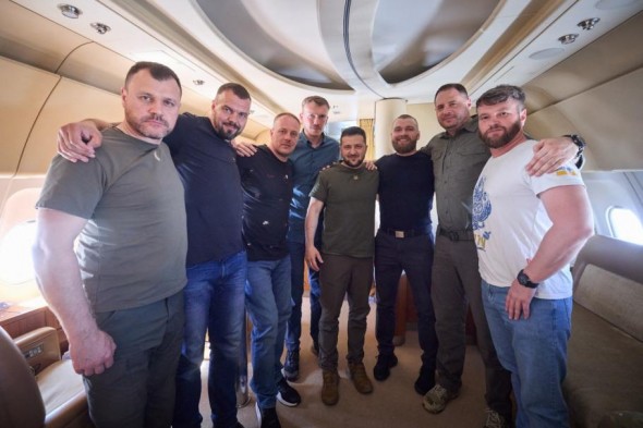 Zelenski s-a întors din Turcia cu 5 comandanţi ai Batalionului Azov, capturaţi la Azovstal. Reacția furioasă a lui Putin